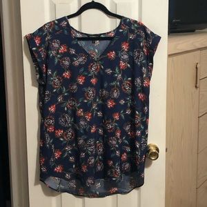 Blue flower pattern short sleeve shirt.